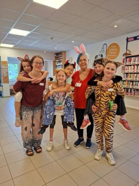 Ferienspiel 2025 - Büchereileiterin Christine mit den teilnehmenden Kindern