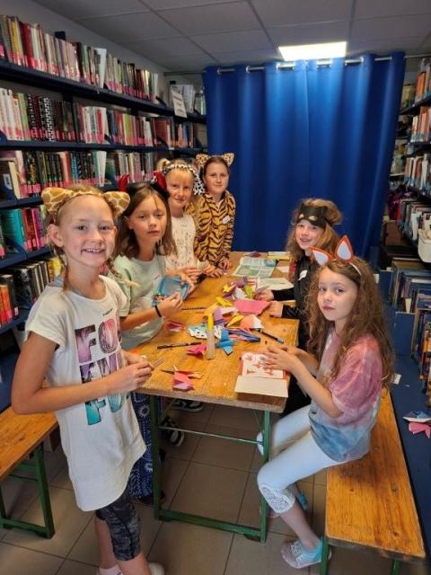 Ferienspiel 2025 - Kinder machen Bastelarbeiten