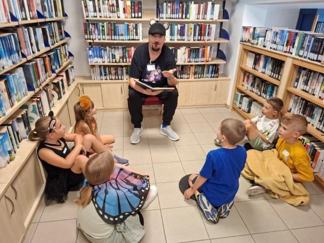 Ferienspiel 2025 - Patrick liest den Kindern vor