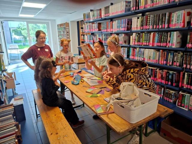 Ferienspiel 2025 - konzentrierte Kinder beim Basteln