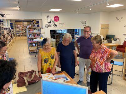 Ferragosto 2025 - Büchereileiterin präsentiert im Zuge der Veranstaltung ein Kinderbuch