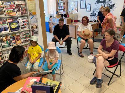 Ferragosto 2025 - Kinder hören bei der Lesung interessiert zu