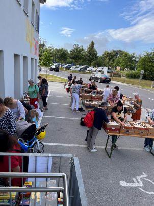 Flohmarkt 2025 - Besucher stöbern bei den Büchern