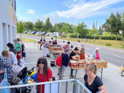 Flohmarkt 2025 - interessierte Besucher 
