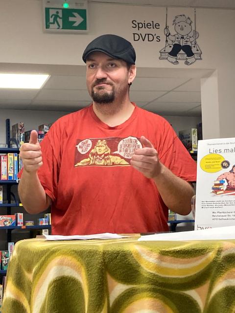 Patrick präsentiert seine Veranstaltung books and beer - Lies mal, Mann!