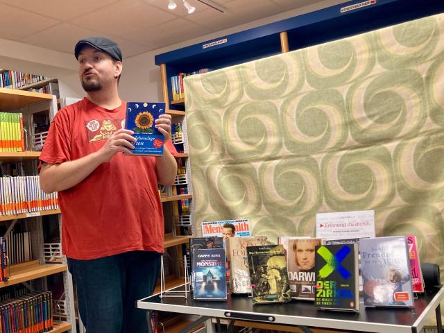 Patrick präsentiert Bücher zu seiner Veranstaltung books and beer