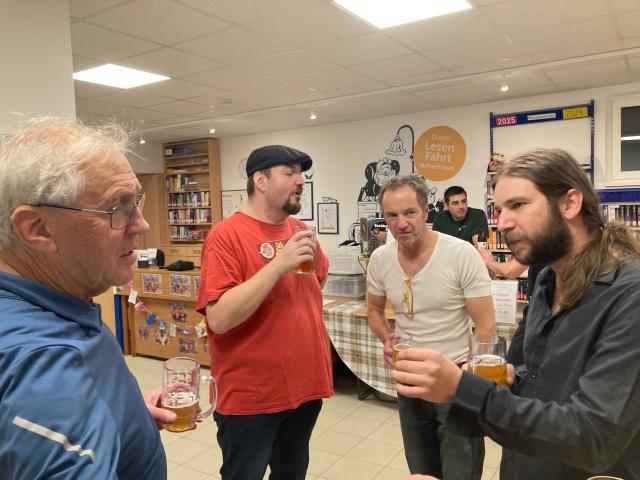 Gesellige Runde bei der Veranstaltung books and beer - Lies mal, Mann!