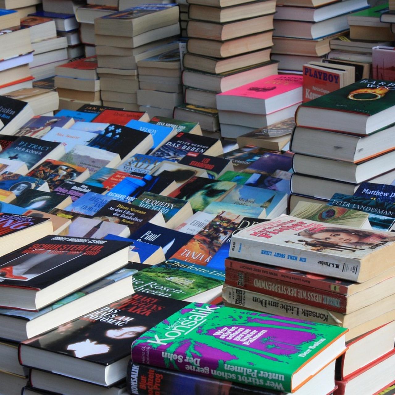gestapelte Bücher eines Bücherflohmarktes